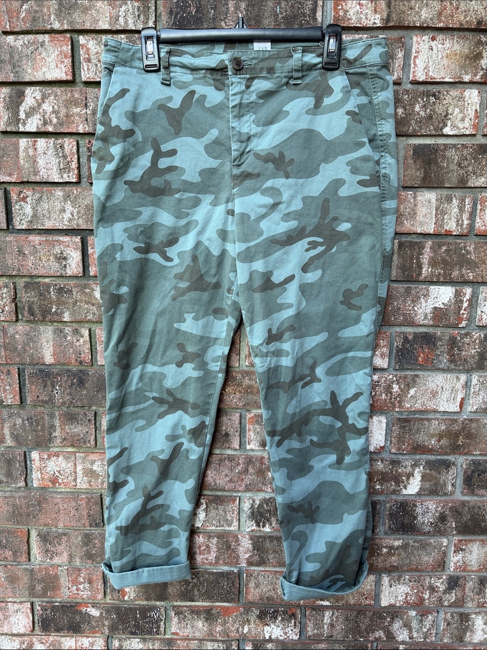 GAP Women's Green Camo Ankle Crop Pants